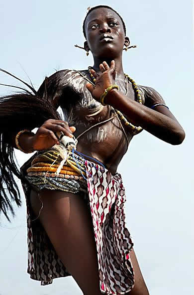 Prestation d'une vierge Adjifo au festival des divinités noires à Aného. Togo
