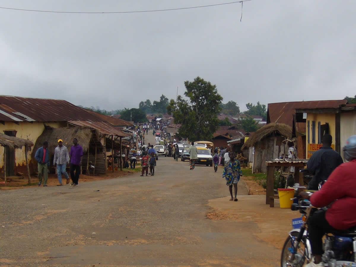 Rue principale Danyi - Plateau de Dayes - Monastère de Dzogbégan - Danyi - Togo