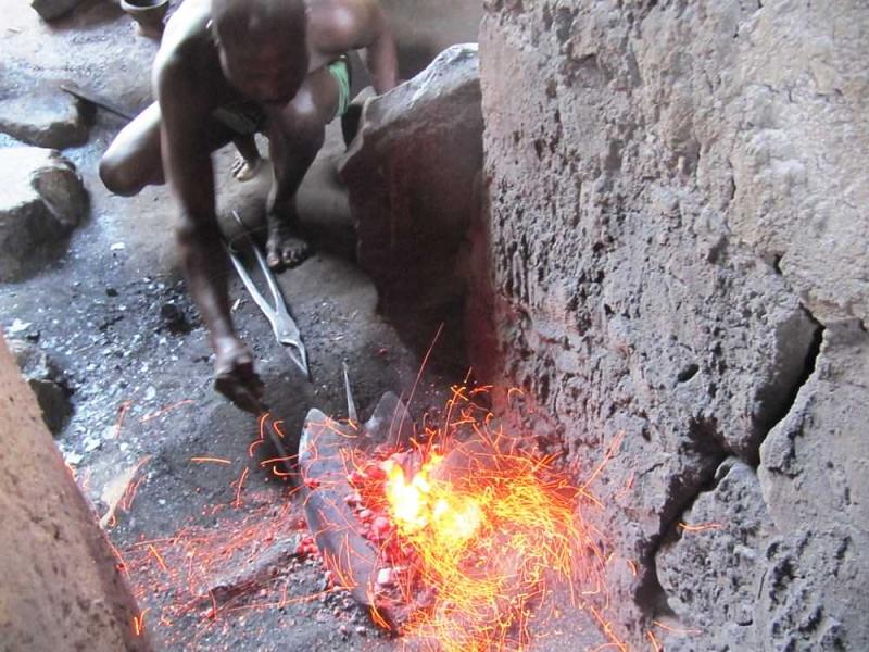 Les potières et forgerons traditionnels de Pya - Kara - Togo