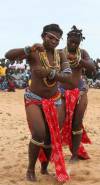 Deux femmes Krobo en hâbit d'initiation danse au festival