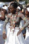 Une adepte Ewé du Vaudou Mami wata dansant sur le rythme Agbadja au Festival des divinités noirs à Aného - Togo