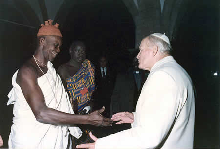 Jean Paul II salut un prêtre fétichiste